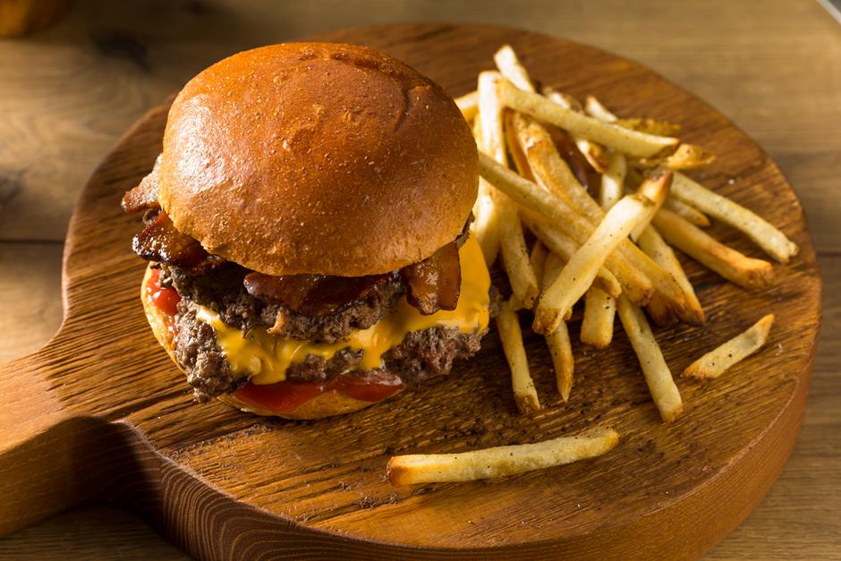 Homer Lanche em Juína MT: x-tudo, x-bacon e lanches completos para a noite