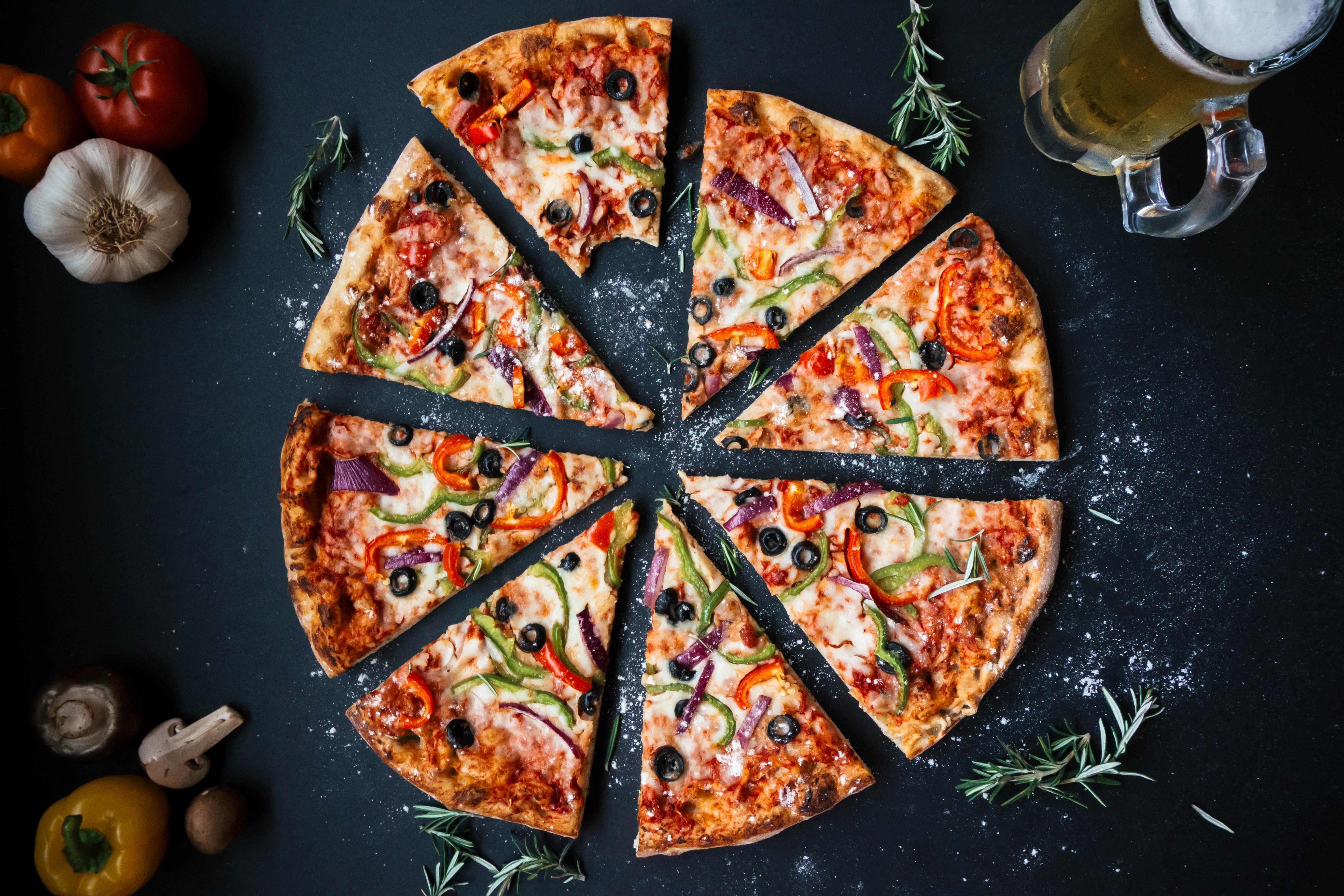 Felizzia Pizzaria em Juína MT: pizza frita, guirlanda e sabores variados